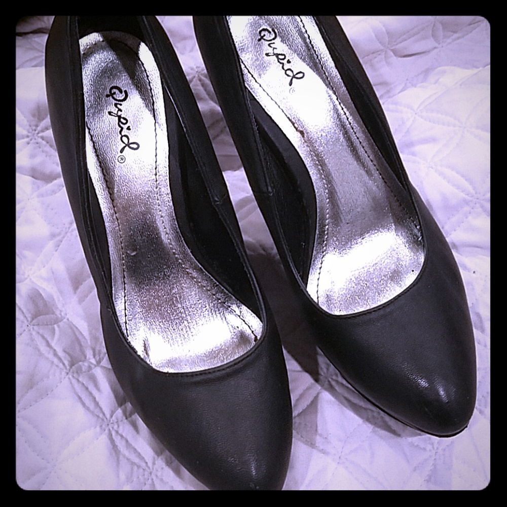 BLACK HEELS